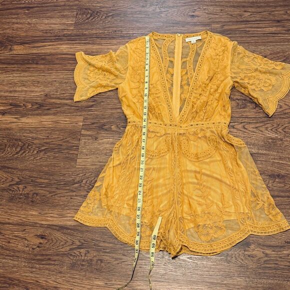 Honey Punch Deep Plunge Neck Flutter Sleeve Lace Romper Mustard Gold Size Medium - Picture 9 of 11